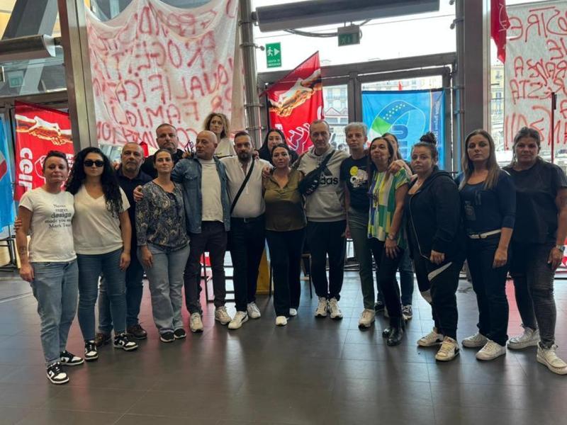 Chiude il Burger King alla Stazione Centrale, i 28 dipendenti restano a dormire all'interno
