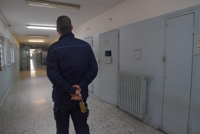 Detenuto lancia sgabelli a un agente. Nuova aggressione nel carcere di Pavia /