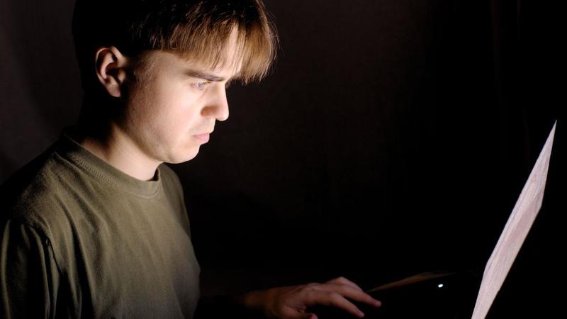 Porno online, stretta in Italia dal 12 novembre: il doppio anonimato, il token e l’app per autenticarsi