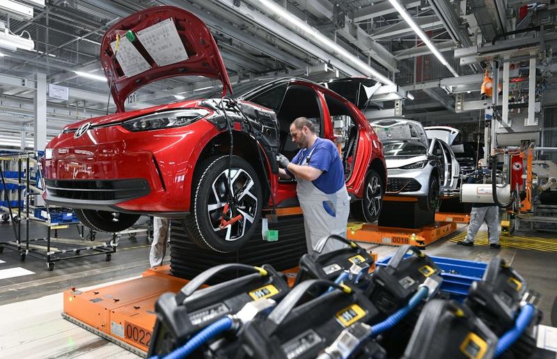 Neue Auto-Studie: Deutschen Werken droht Schließung – das sagen VW und BMW