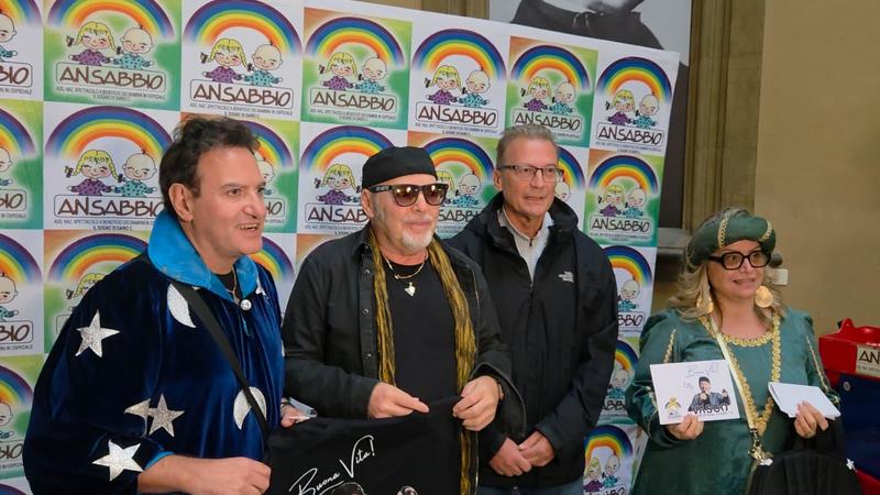 Vasco Rossi “poco dottore e molto sorriso” per un giorno con i piccoli pazienti del Rizzoli