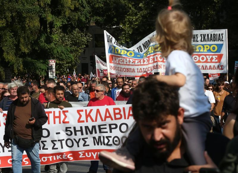 Grecia, la legge sulle 13 ore di lavoro al giorno e la rivolta: “Schiavitù moderna”