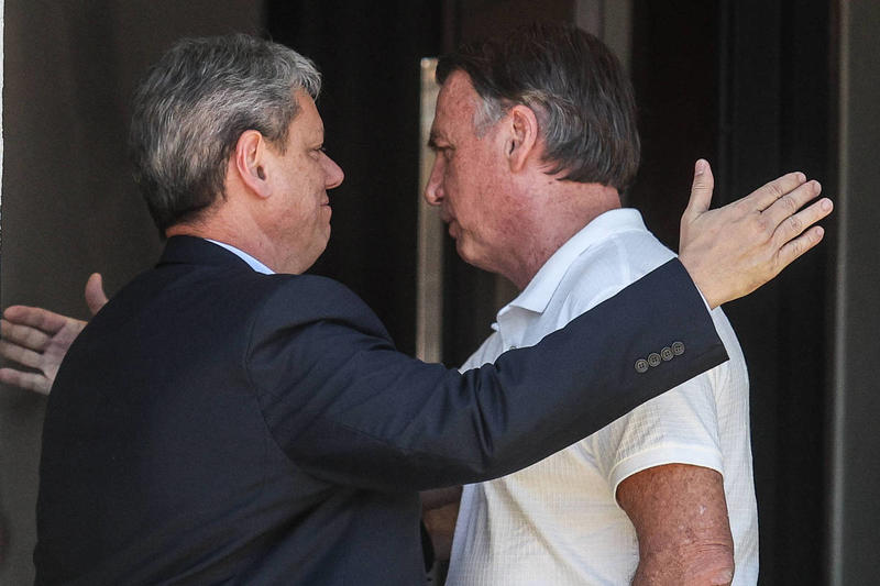 Bolsonaristas sabem que Tarcísio só finge torcer pela descondenação de Bolsonaro