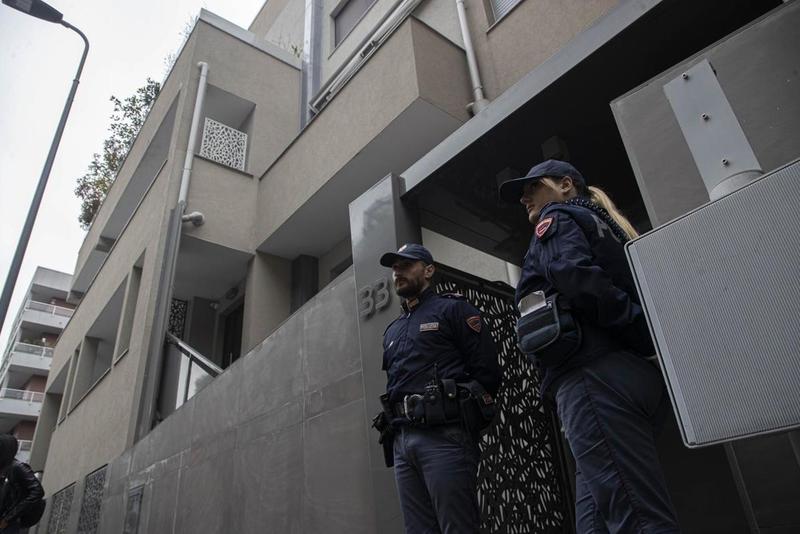 Milano, uccisa a coltellate dal compagno sotto gli occhi dei vicini