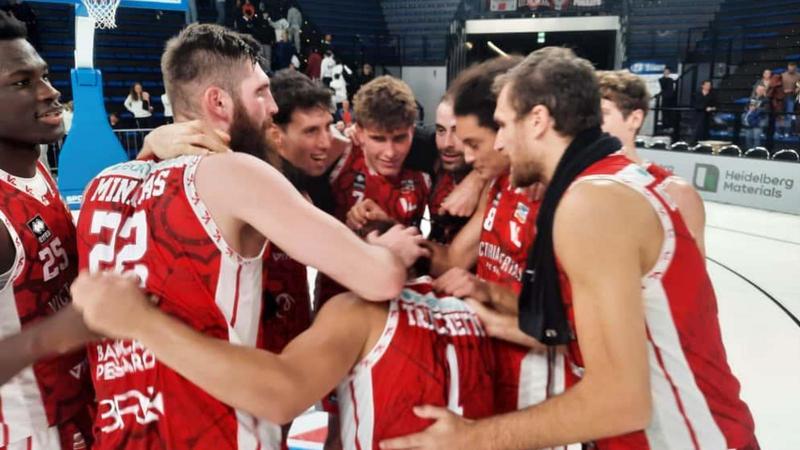 Tris d’assi e vittoria schiacciante a Bergamo: Pesaro si prende la vetta della classifica