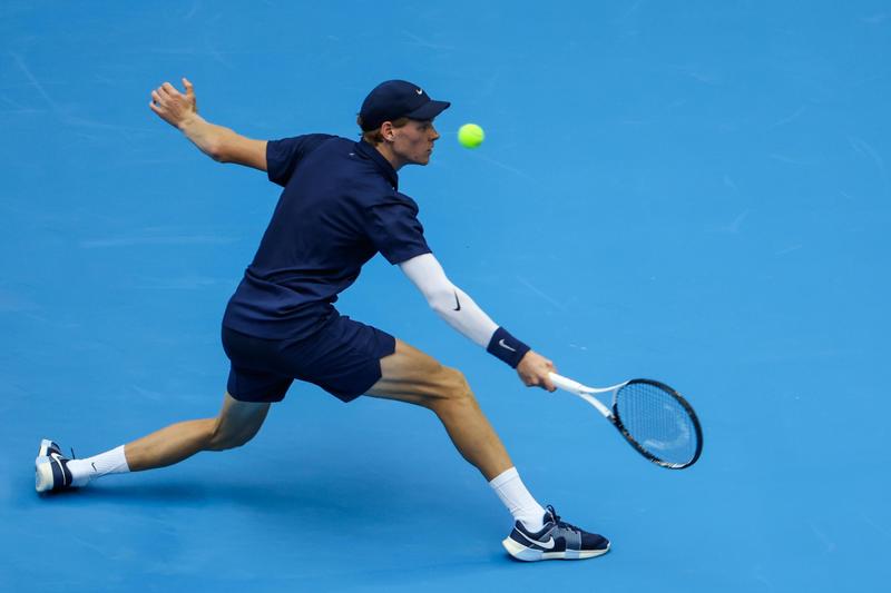 Six Kings Slam, si rivede il vecchio Sinner: Tsitsipas dominato. Nei quarti la sfida con Djokovic /