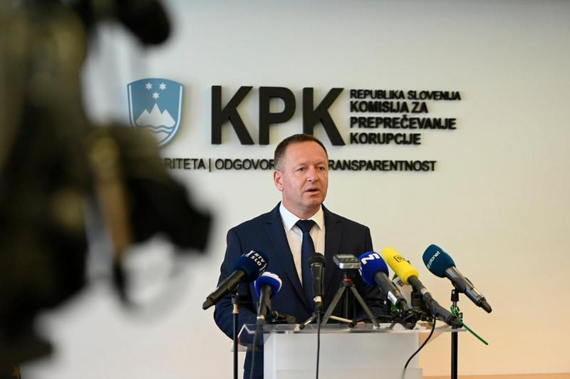 (POGLED) Kdo bo zmagal v tem pingpongu? Robert ali Robert?