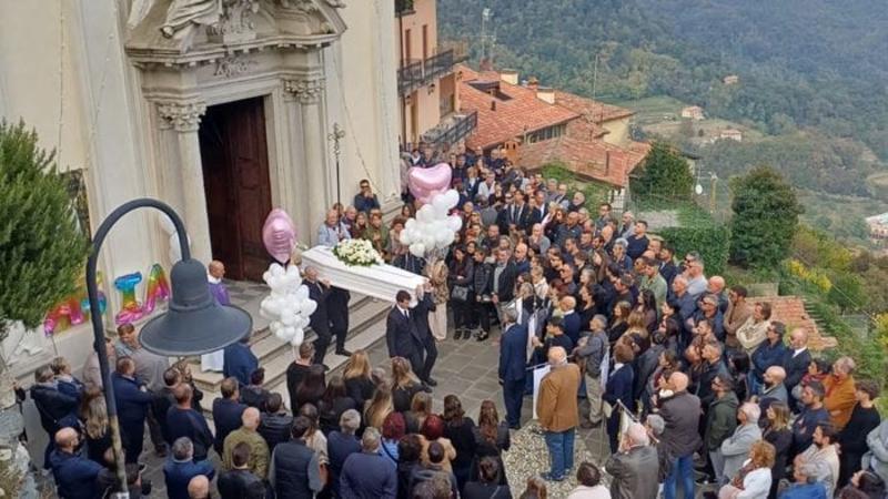 «Più si ama, più si vive». Folla e commozione per l’ultimo saluto ad Asia