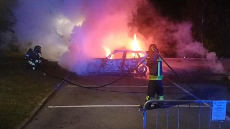 Auto prende fuoco a Capizzone, gli occupanti avvertiti da due ragazzi in scooter