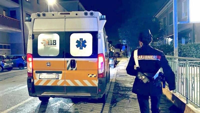 Violenza sui sanitari: l’ambulanza soccorre l’amico, lui sale sul mezzo e sfascia tutto