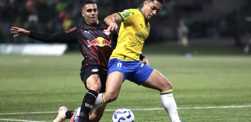 Com intensidade e sem ajuda da arbitragem, Palmeiras atropela de novo