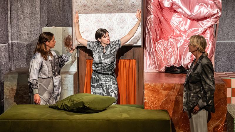 Theater | „Und nächsten Mittwoch?“ am Neuen Theater Halle: Ist es sicher hinterm Schaufenster?