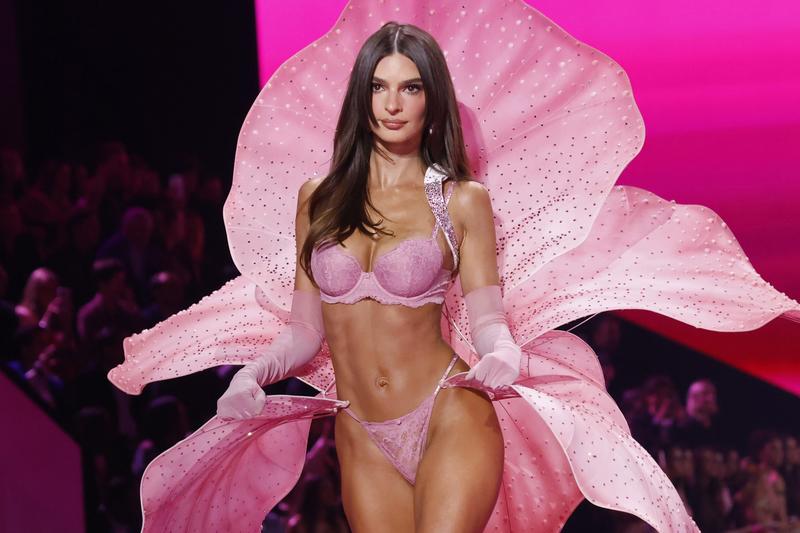 Victoria’s Secret, gli angeli ritornano in passerella e con loro sfila (per la prima volta) Emily Ratajkowski