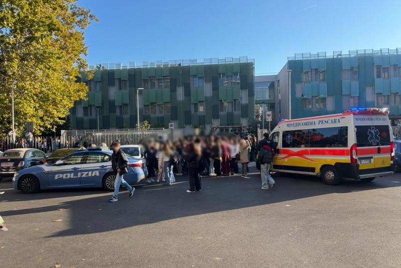 Liceo evacuato a Pescara per sostanza intossicante: diversi malori. “Lacrime agli occhi, abbiamo avuto paura”