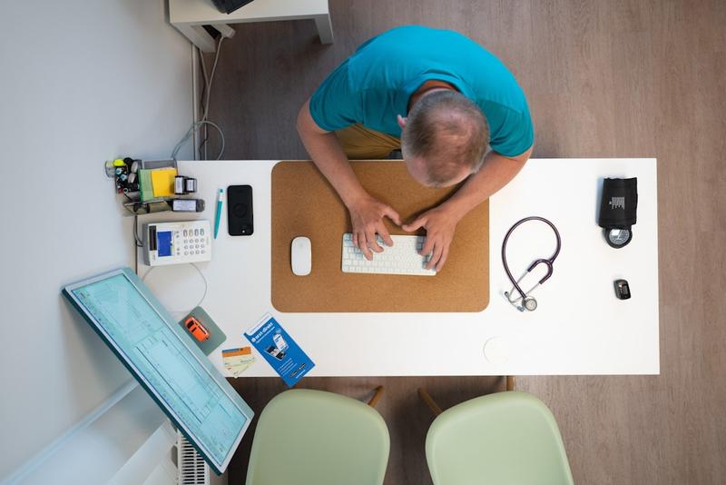 Vier Karenztage? – „Würden die hart treffen, die sich schon jetzt zur Arbeit schleppen“