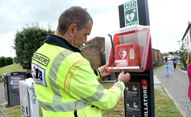 Arresto cardiaco, perché bisognerebbe scaricare l’app che diffonde l’uso dei defibrillatori