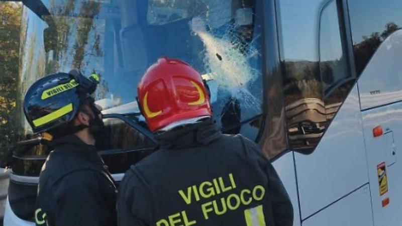 Bus di turisti colpito da un palo in Autostrada