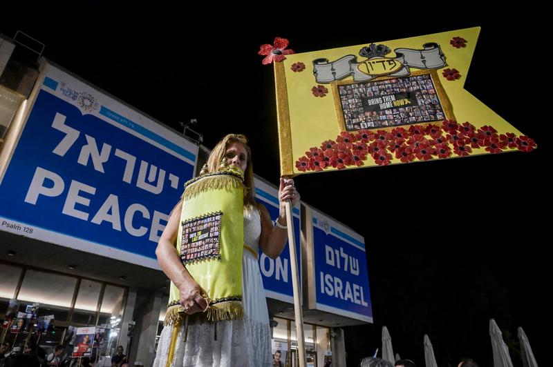 In Hostages Square, Simhat Torah holiday exposes divide over hostage release celebrations In Hostages Square, Simhat Torah holiday exposes divide over hostage release celebrations