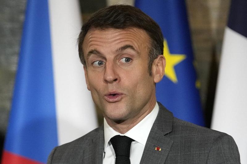 Francia, Macron fa retromarcia sulle pensioni: la riforma sospesa per evitare il voto anticipato