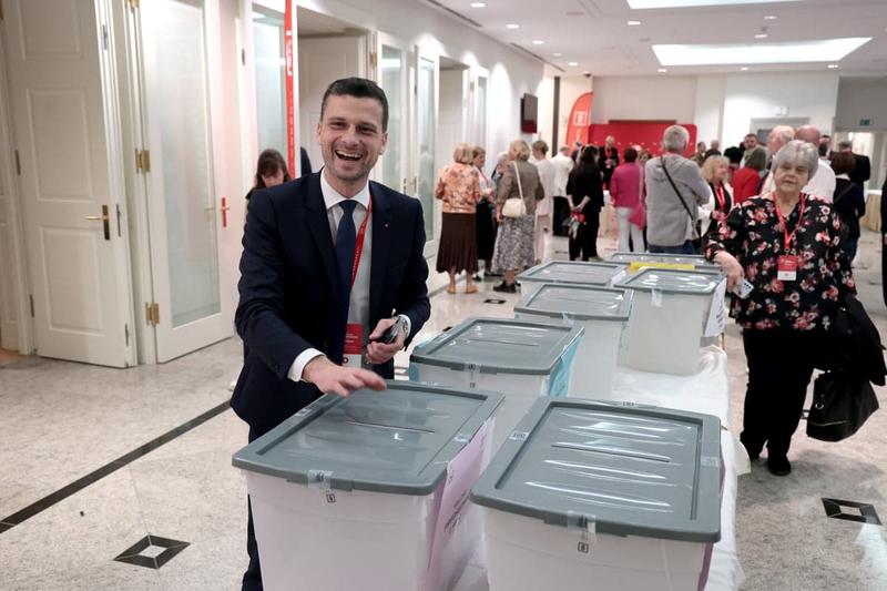 (POGLED) Primer Prednik med levo zaskrbljenostjo in desničarskim kalimerizmom