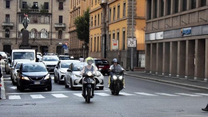 In centro a Bergamo due ore senza corrente: un guasto privato ha fatto «scattare» l’interruttore