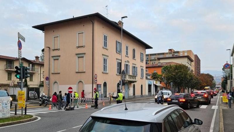Bergamo, in via San Tomaso de’ Calvi debutta il nuovo senso unico. E la viabilità va in tilt