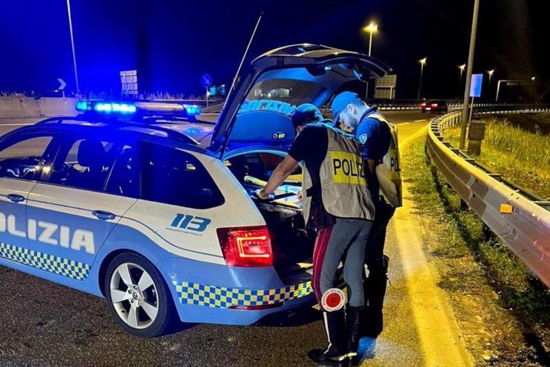 Inseguiti e speronati in autostrada: i ladri imboccano l’A14 contromano per fuggire