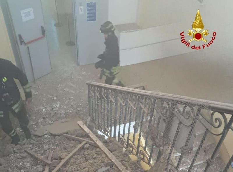Crolla il controsoffitto a scuola: paura all’istituto Diaz di Roma