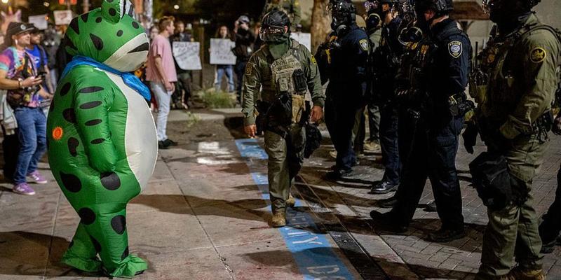 An Inflatable Frog Is the Hero the Anti-Trump Resistance Needs