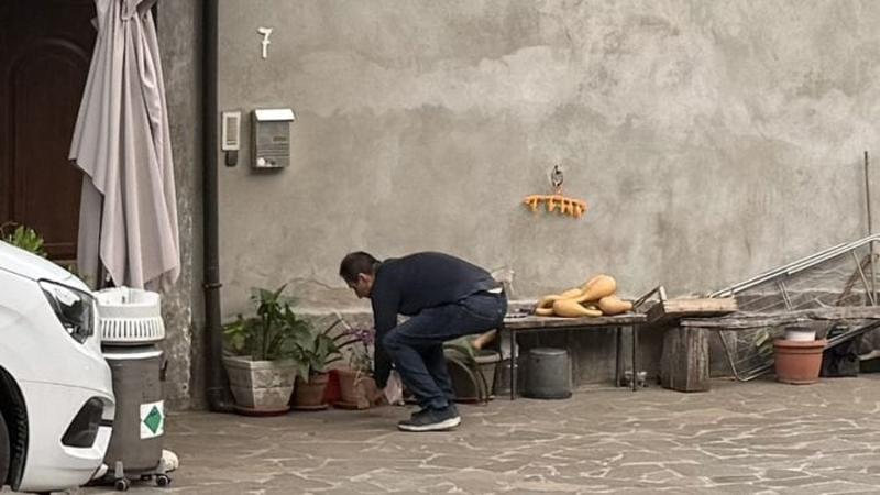 Pamela, il lavoro da cameriera e il fiore deposto dall’amico