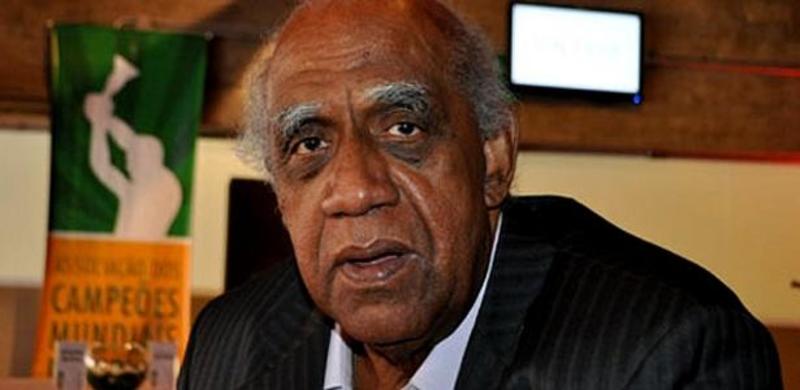 Veja emocionantes fotos da carreira de Mengálvio, que hoje completa 86 anos