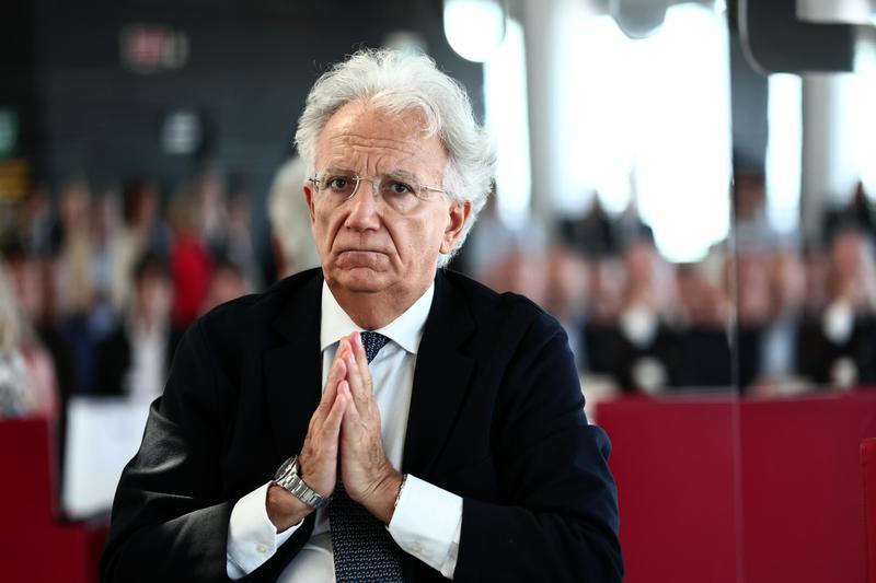 Braccialetto anti-stalking flop, vittima rinuncia al dispositivo: “Falsi allarmi a tutte le ore, ha generato solo stress”