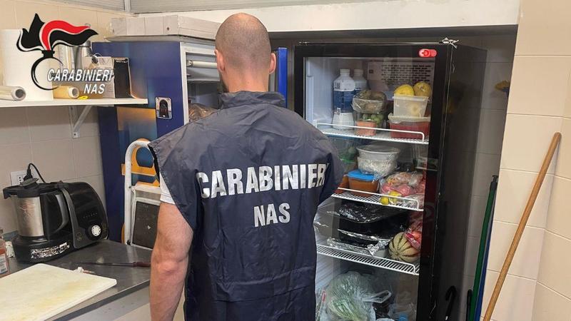 Aveva 150 chili di baccalà scaduto, sporco nei locali e ragnatele: attività sospesa