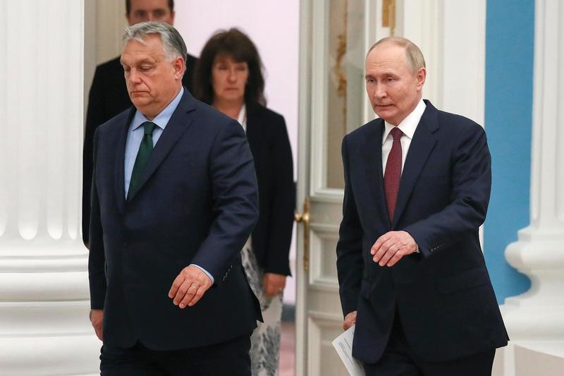 Budapest apre le porte. Putin nel cuore dell’Ue. L’Aja: 