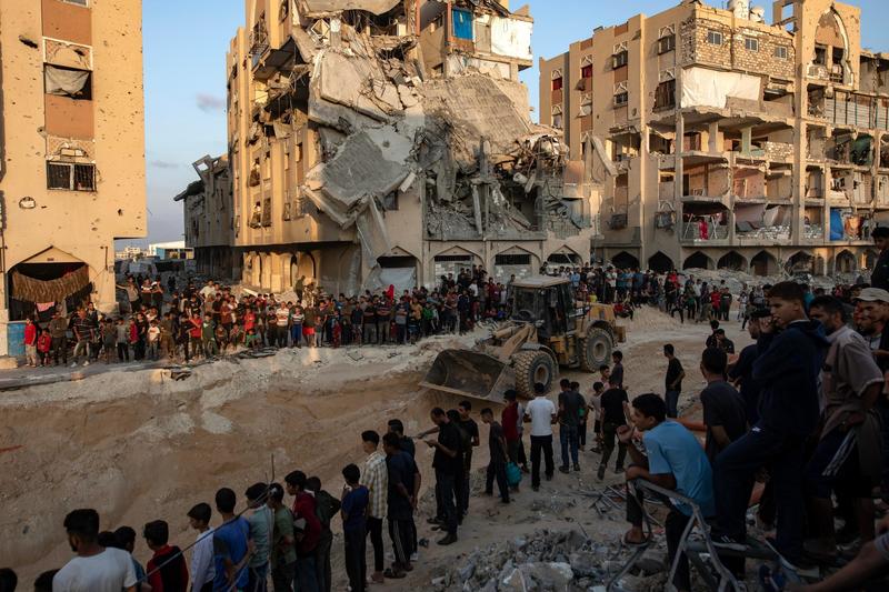 Caos a Gaza, Hamas: “Nessun disarmo ora”. Attacco israeliano a minibus: famiglia di 11 persone sterminata