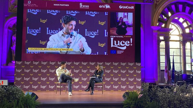 “Togliere il filtro significa entrare nella storia delle persone”: Giuseppe Bertuccio D’Angelo e la ricerca della felicità nel mondo