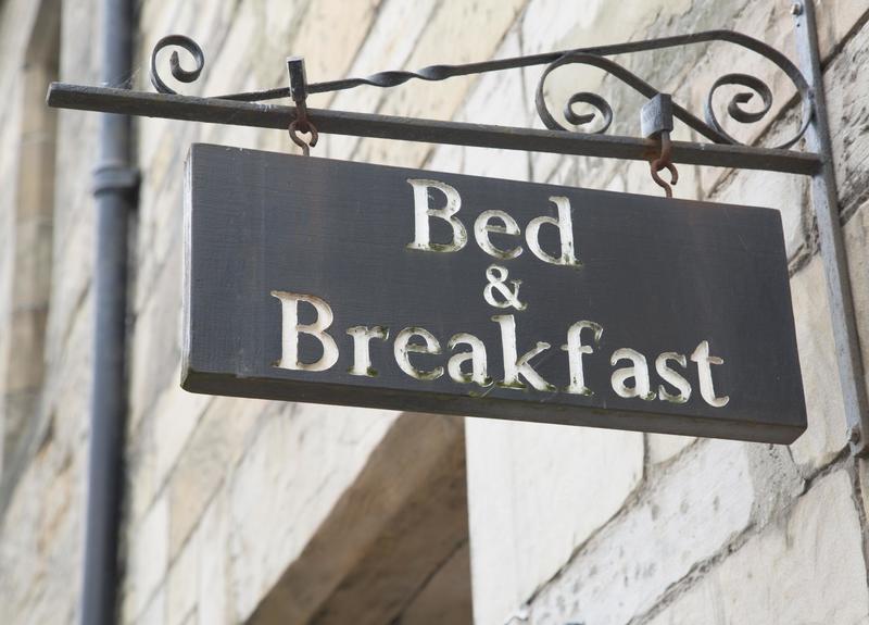 Lecco, proprietaria di un B&B aggredita dai clienti: volano minacce, insulti e pure spintoni