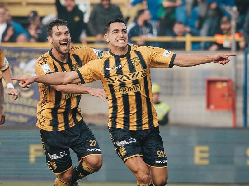 Calcio, la Juve Stabiamette le mani sul derbycon l'Avellino: due retiÂ nel finale del primo tempo