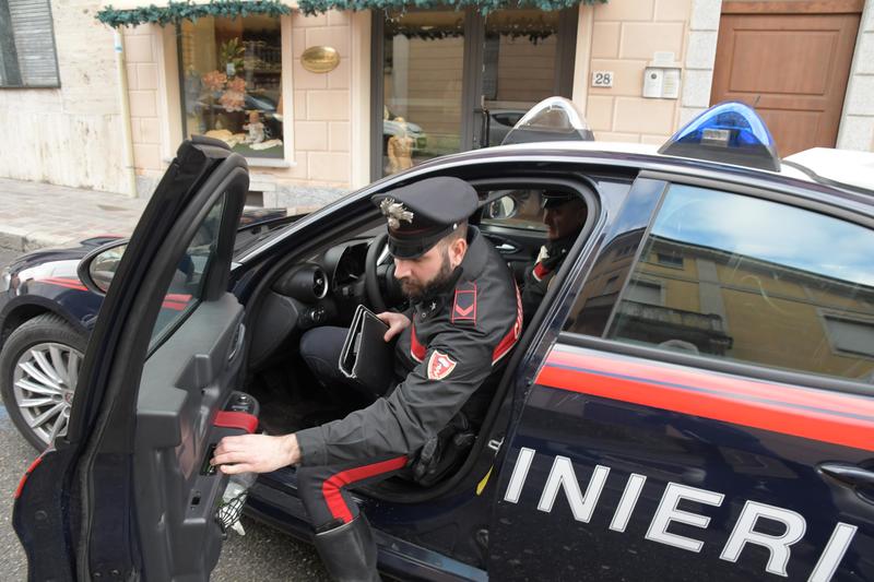 Broni, anziana scippata della borsetta da un'auto in corsa: cade e finisce in ospedale
