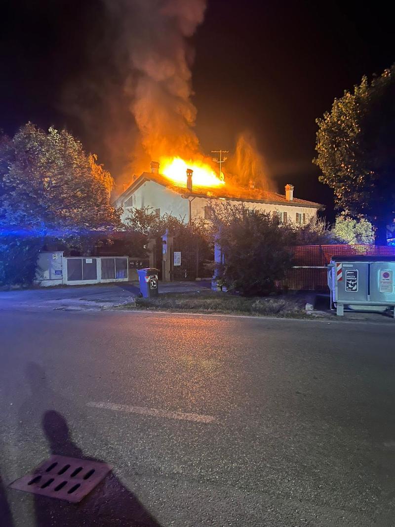 Incendio a Ozzano, fiamme e paura: famiglia evacuata. Due in ospedale
