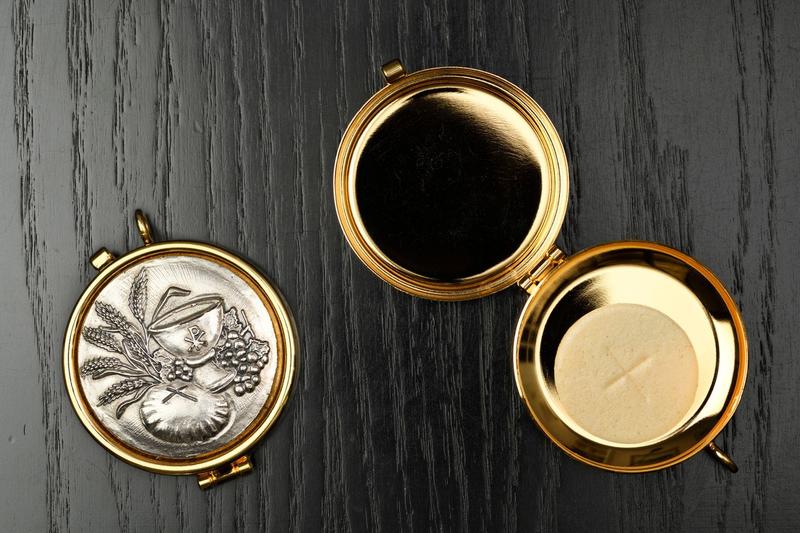 Tout un symbole. Ce petit objet destiné à porter la communion aux malades absents à la messe, est le signe d’une Église qui veille à n’exclure personne de la communauté. On ne communie jamais seul ni pour soi-même, rappelle notre chroniqueur Martin Steffens. Tout un symbole. Ce petit objet destiné à porter la communion aux malades absents à la messe, est le signe d’une Église qui veille à n’exclure personne de la communauté. On ne communie jamais seul ni pour soi-même, rappelle notre chroniqueur Martin Steffens.