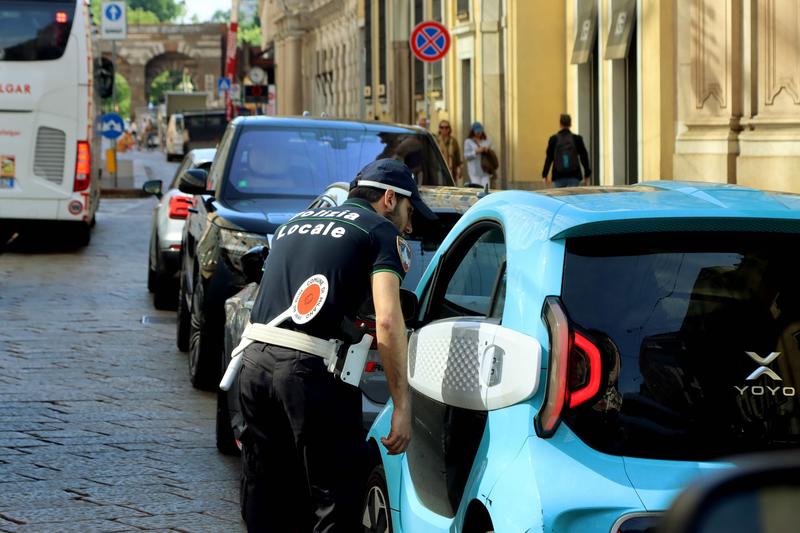 Tutti i trucchi degli spacciatori: dalla fuga nell’ex campo rom alla droga nascosta nel manubrio del monopattino