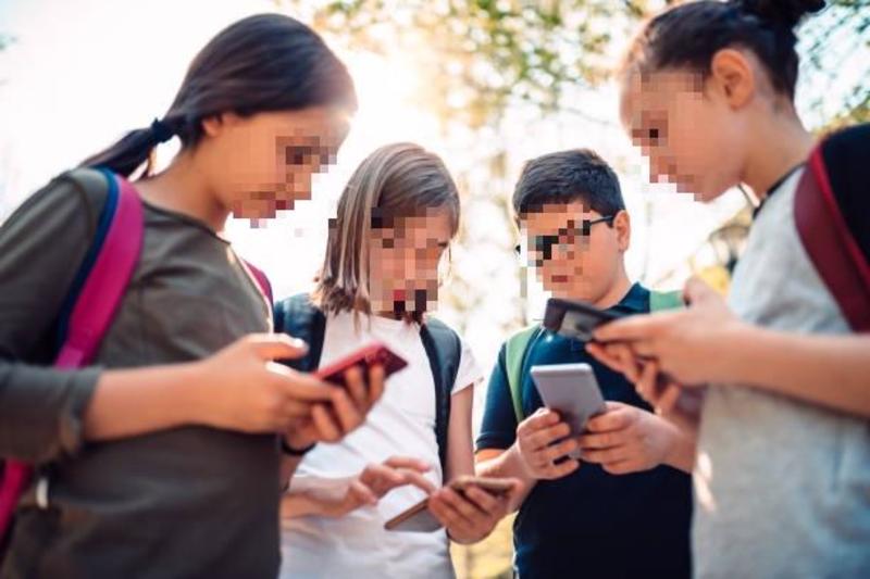 Minori iperconnessi, smartphone pure di notte: in Lombardia patti digitali anti-abuso
