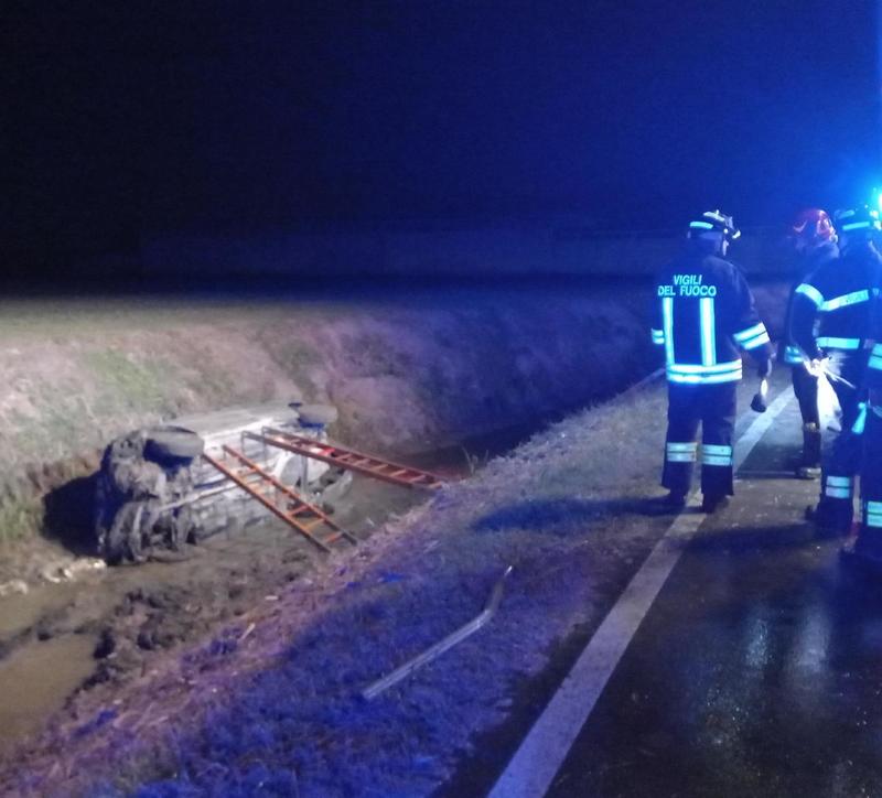 Luzzara, si ribalta con l'auto nel canale
