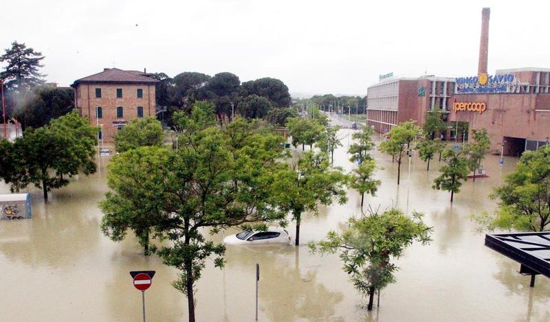 Fa causa per danni al Comune: 