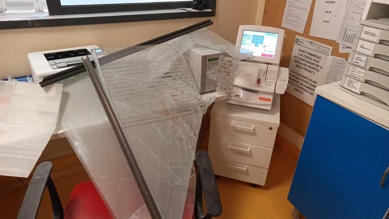 Vigevano, stanco di aspettare sfonda vetrata al pronto soccorso: arrestato 35enne