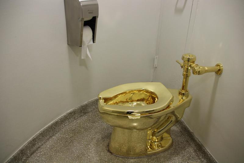 Dal tesoro del Louvre al wc in oro di Cattelan: i 10 furti d’arte più sensazionali della storia