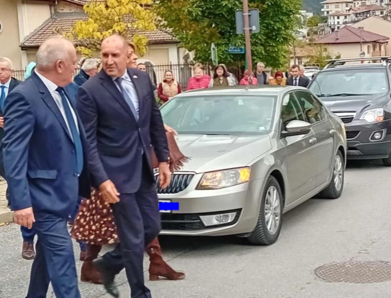 Президентът Радев пристигна с личния си автомобил на международна среща