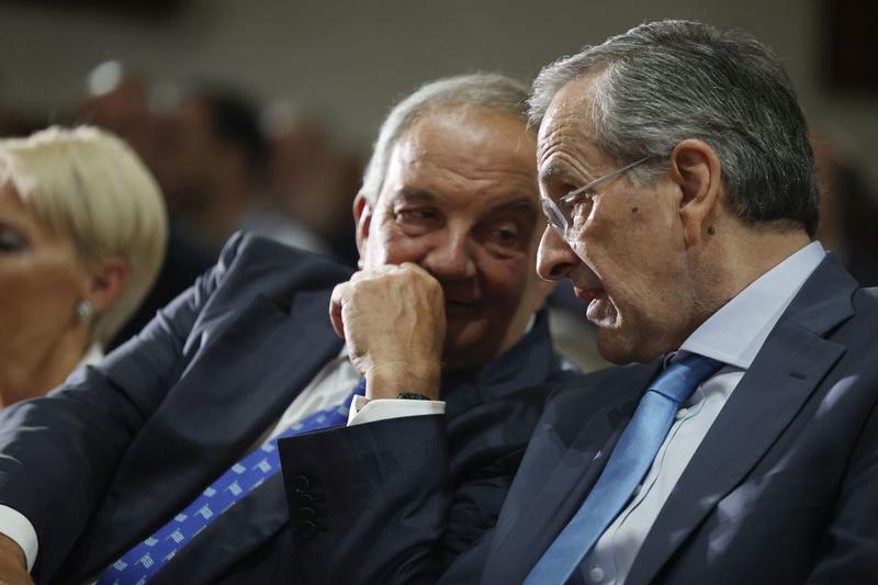 Σε απόσταση από την κοινωνία