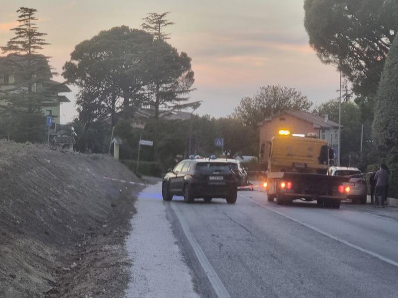 Brutto incidente frontale tra due auto: tre feriti e strada chiusa per i soccorsi
